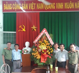 Lãnh đạo Công an huyện tặng lẳng hoa chúc mừng kỷ niệm 94 năm Ngày Báo chí Cách mạng Việt Nam cho Ban giám đốc Trung tâm Văn hóa - Thể thao và Truyền thanh huyện