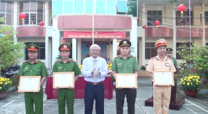 Chủ tịch UBND huyện Châu Thành Huỳnh Văn Bé Hai tặng giấy khen cho tập thể và cá nhân cán bộ, chiến sĩ Công an huyện có nhiều thành tích trong  bảo đảm an ninh chính trị trật tự an toàn xã hội trên địa bàn huyện