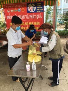 Những phần quà được những người trong nhóm trực phát quà tại “Gian hàng 0 đồng” trao tận tay người dân