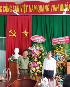 và Thượng tá Huỳnh Văn Bé Ba, huyện ủy viên, Phó trưởng Công an huyện tặng lẵng hoa chúc mừng ngày Báo chí Cách mạng Việt Nam 21/6